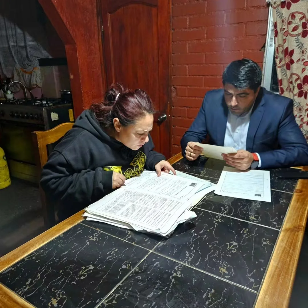 Rodrigo Valladares en orientación jurídica a vecina de Cerro Navia